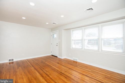 15 Holt Cir, Trenton NJ  08619-1654 exterior