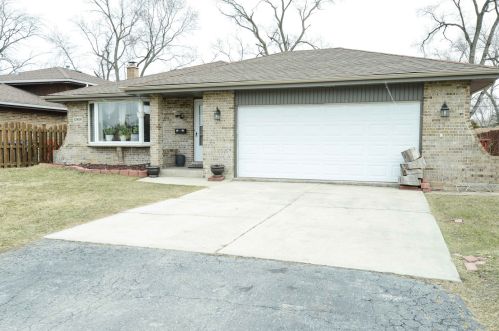 10959 Neenah Ave, Worth, IL 60482-1633