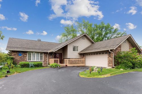 958 Charles St, Crete, IL 60417-1527