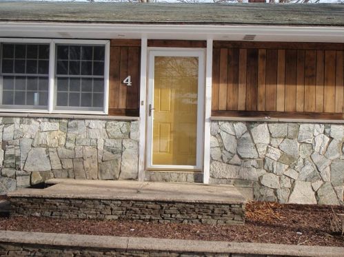 4 Carolyn St, Coventry, RI 02816-6064