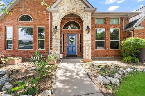 1003 Hunters Creek Dr, Carrollton TX  75007-1111 exterior