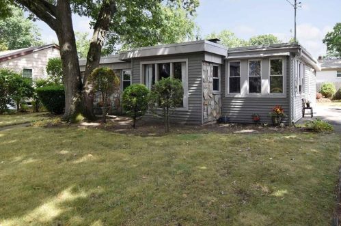 23 Lincoln Ave, Warwick, RI 02888-5953