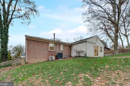 7203 Hadlow Dr, Springfield VA  22152-3529 exterior