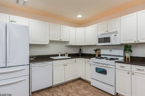 121 Forest Dr, Piscataway NJ  08854-2273 exterior