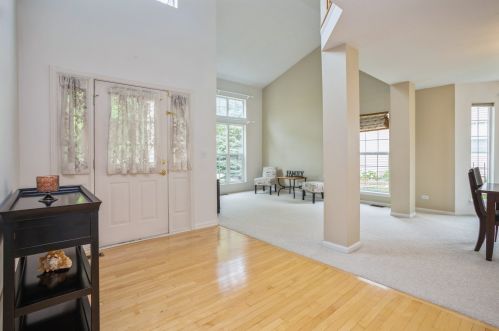3 Waterton Dr, Streamwood, IL 60107-1265