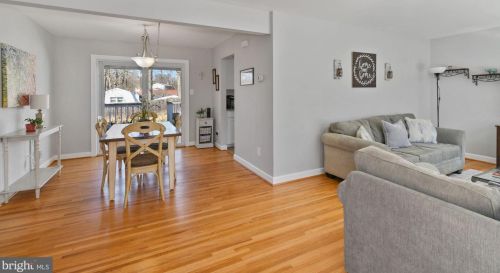 6710 Greenview Ln, Springfield, VA 22152-2924