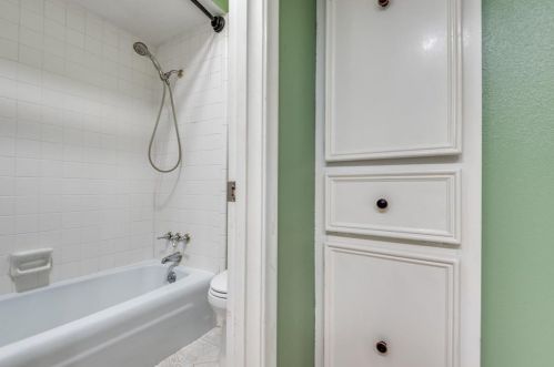 2711 Lakeview Ln, Carrollton TX exterior