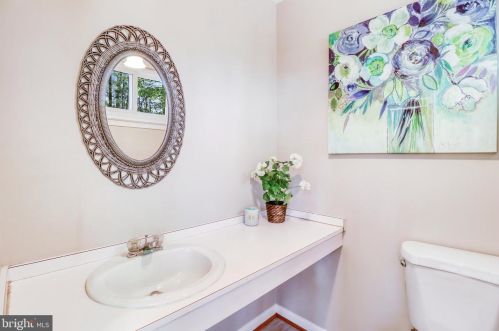 5502 Kings Park Dr, Springfield VA  22151-1106 exterior