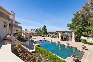 284 Owens Dr, Anaheim, CA 92808-1327