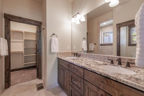 10955 Ski Slope Way, Truckee CA  96161-6613 exterior