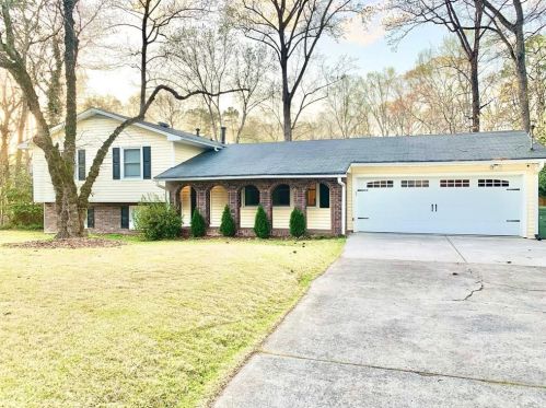 22 Rhodes Dr, Marietta, GA 30068-3667
