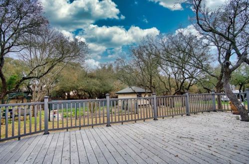 716 Meadow Oaks Dr, Mount Sharp, TX 78620-3673