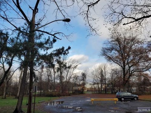 145 Mezzine Dr, Cresskill, NJ 07626-1123