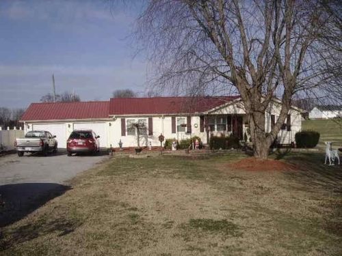 160 Kay Cir, Lafayette, TN 37083-3303