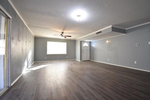 2027 Meadfoot Rd, Carrollton TX  75007-3124 exterior