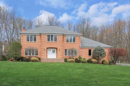 1 Lenape Trl, Warren, NJ 07059-6850