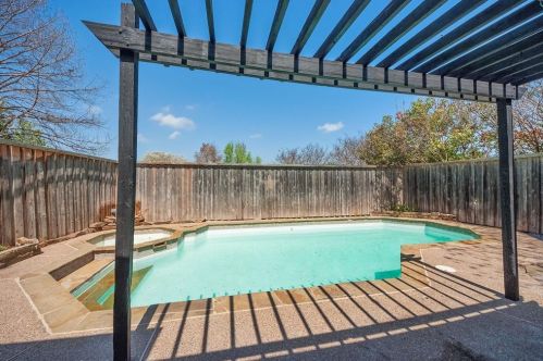 2502 Crosslands Dr, Garland TX  75040-3839 exterior