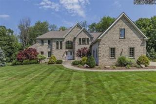 6955 Woodlands Ln, Cleveland OH  44139-4664 exterior