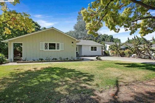 1118 Lisa Ln, Los Altos, CA 94024-6037