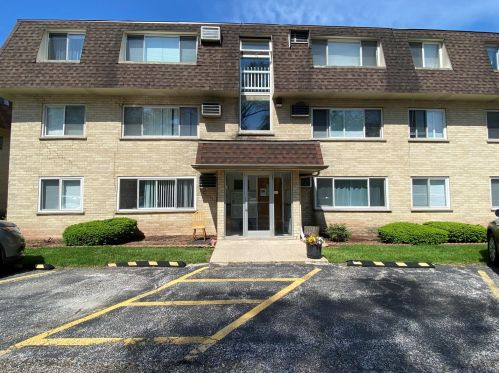 8806 Briar Ct, Des Plaines, IL 60016-5415