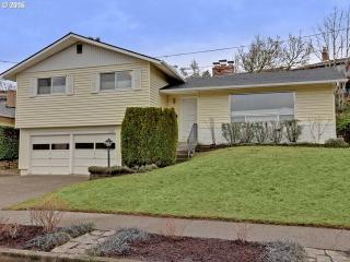 7331 Nevada Ter, Portland OR  97219-2063 exterior