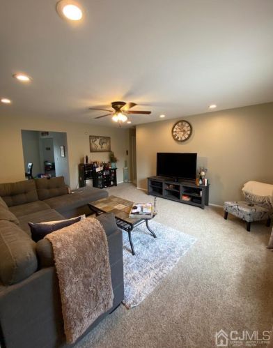 22 York Dr, Edison, NJ 08817-4957