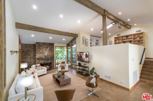 16820 Oak View Dr, Van Nuys CA  91436-3240 exterior