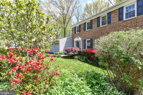 10701 Midsummer Dr, Herndon, VA 20191-5101