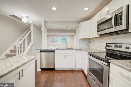 8260 Crestmont Cir, Springfield, VA 22153-3824