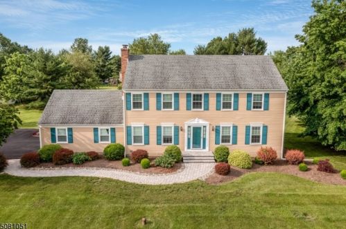 2 Cornfield Ter, Flemington, NJ 08822-1920