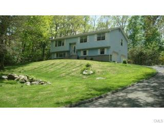 10 Chaucer Dr, Huntington, CT 06484-1704