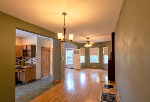 3421 Beach Ave, Chicago, IL 60651-2332