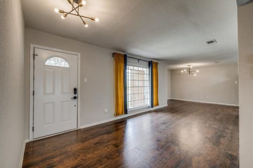 625 Blue Lake Dr, Fort Worth TX  76103-1102 exterior