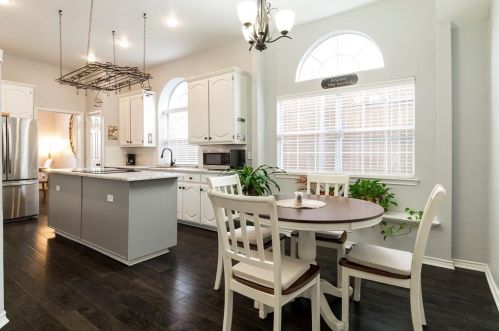 1802 Dew Vly Dr, Carrollton TX 75010-2008 exterior