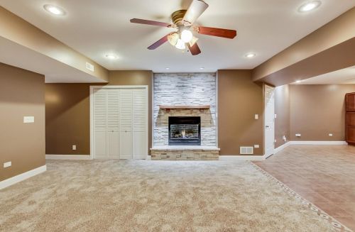 8901 Maple Ave, Willowbrook IL 60527-6469 exterior