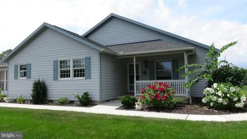 28 Strawberry Dr, Carlisle, PA 17013-4439