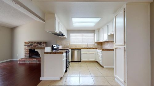 3709 Lamborghini Ln, Modesto, CA 95356-1926