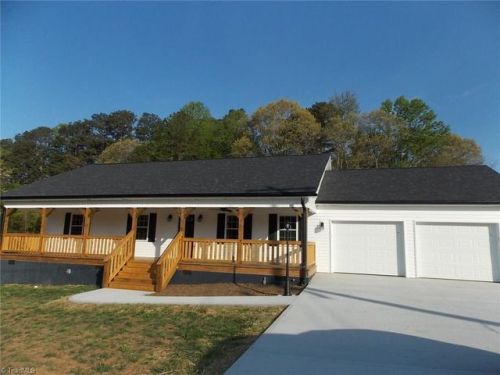 201 Boyles St, Pilot Mountain, NC 27041-8530