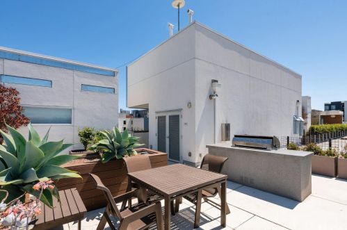 451 Donahue St, San Francisco CA 94124 exterior