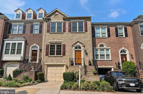 6304 Barcroft Mews Dr, Falls Church, VA 22041-1237