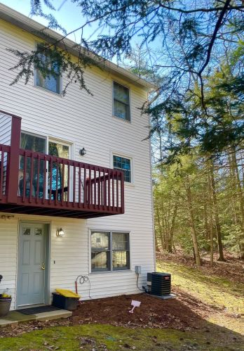 49 Lochmere Ln, Nashua, NH 03063-1552