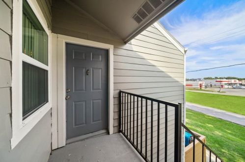 3520 Nasa Pkwy, Taylor Lake Village TX  77586-6405 exterior