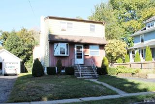 17 Bergen Ave, Waldwick, NJ 07463-1918