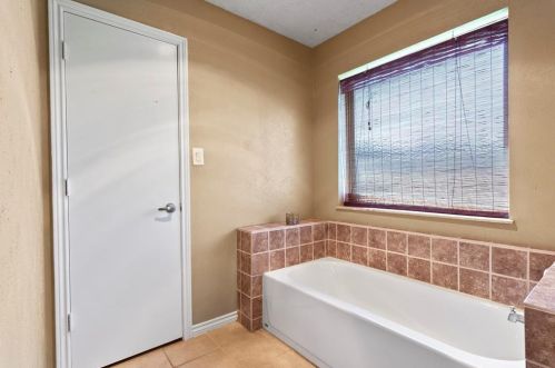 2615 Medina Dr, Carrollton TX 75007-5902 exterior