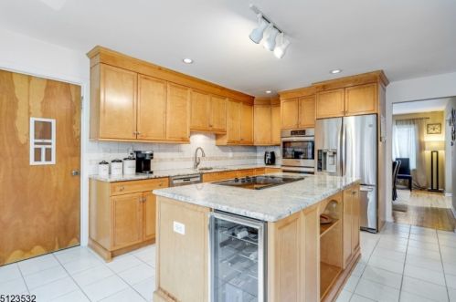 9 Jason Ln, Morristown, NJ 07960-3241
