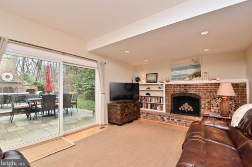 7724 Carrleigh Pkwy, Springfield VA  22152-1307 exterior