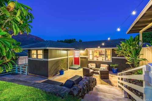 5211 Pilikai St, Honolulu, HI 96821-1638