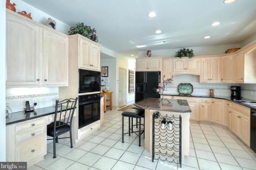 1020 Steeplechase Dr, Lancaster PA  17601-1779 exterior