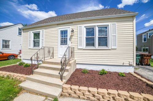 335 Park St, Manteno, IL 60950-1024