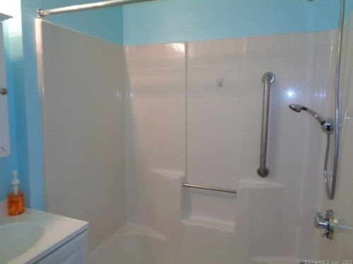 1221 Washington St, Middletown CT  06457-2920 exterior